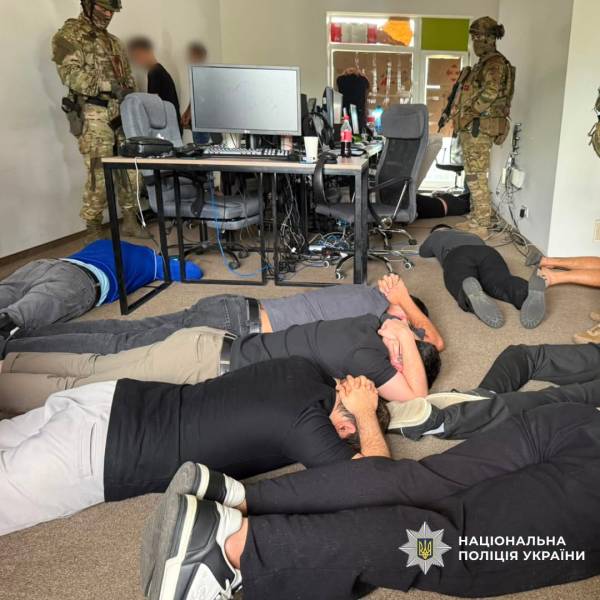 На Харківщині викрито шахрайський кол-центр, що полював на іноземців 6 На Харківщині викрито шахрайський кол-центр, що полював на іноземців 6