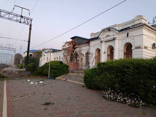 Ракетний удар росіян пошкодив залізничний вокзал на Харківщині 4 Ракетний удар росіян пошкодив залізничний вокзал на Харківщині 2