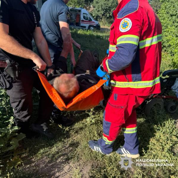 Поліцейські на Харківщині витягли з біди чоловіка з інвалідністю 4 Поліцейські на Харківщині витягли з біди чоловіка з інвалідністю 4