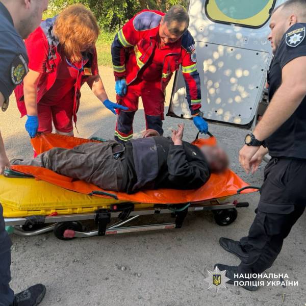 Поліцейські на Харківщині витягли з біди чоловіка з інвалідністю