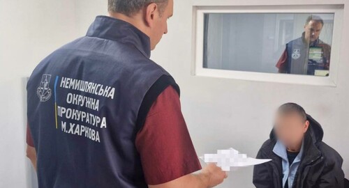 Харків’янин під час застілля напав на знайомих із ножицями та ножем