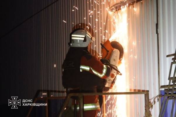 Харків: удар по підприємству спричинив масштабну пожежу 9