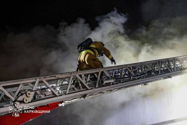 Харків: удар по підприємству спричинив масштабну пожежу 7