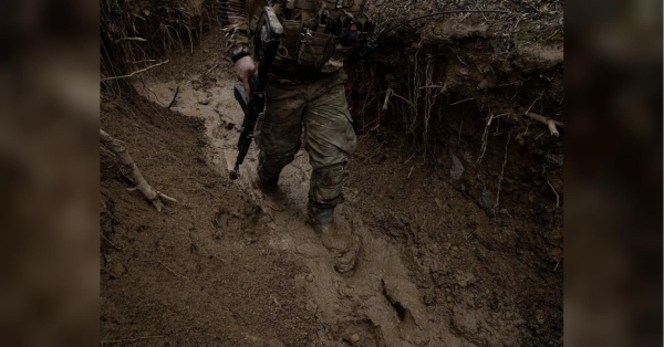 Цей боєць попросив не називати його прізвище. Не тому, що він якийсь суперсекретний. Просто його батьки досі не знають, що він на війні. «У нас відчуття холодної впертості від безвиході», — боєць з позивним «Душогуб», який два роки воює на «нулі» - INFBusiness