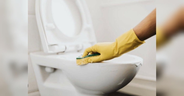 Іноді українці потрапляють у ситуацію, коли в орендованому або навіть у придбаному помешканні на них чекає занедбана сантехніка. Здається, що попередні орендарі зовсім не вміли користуватись засобами для чищення й миття ванни або унітазу (або просто не бажали цього робити). Зробіть так, і унітаз буде як новий — при цьому без ніякого аміаку з оцтом (відео) - INFBusiness