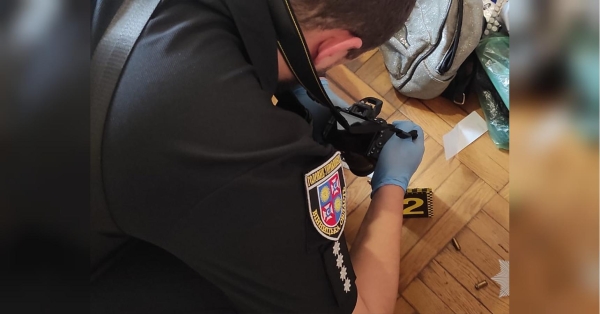 У Вінниці під час сварки військовослужбовець застрелив свою дружину та тяжко поранив її 19-річну подругу. Після цього він сам застрелився у голову. Про трагічну подію повідомили у Національній поліції. Вбив дружину, поранив подругу і наклав на себе руки: у Вінниці сталася трагедія в родині військового - INFBusiness